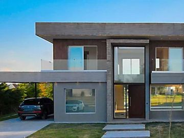 VENTA CASA SAN SEBASTIAN AREA 10 PILAR 5 AMBIENTES