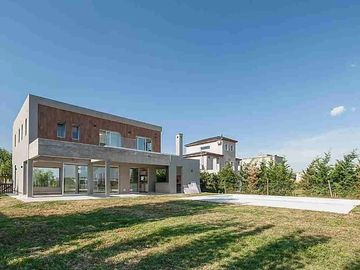 VENTA CASA SAN SEBASTIAN AREA 10 PILAR 5 AMBIENTES
