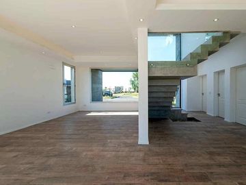 VENTA CASA SAN SEBASTIAN AREA 10 PILAR 5 AMBIENTES