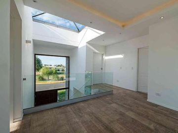 VENTA CASA SAN SEBASTIAN AREA 10 PILAR 5 AMBIENTES