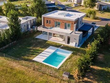 VENTA CASA SAN SEBASTIAN AREA 10 PILAR 5 AMBIENTES