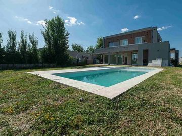 VENTA CASA SAN SEBASTIAN AREA 10 PILAR 5 AMBIENTES