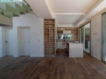 VENTA CASA SAN SEBASTIAN AREA 10 PILAR 5 AMBIENTES