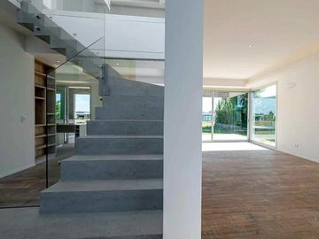 VENTA CASA SAN SEBASTIAN AREA 10 PILAR 5 AMBIENTES