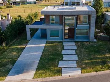 VENTA CASA SAN SEBASTIAN AREA 10 PILAR 5 AMBIENTES