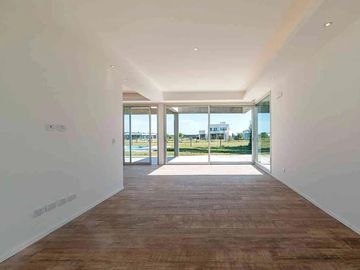 VENTA CASA SAN SEBASTIAN AREA 10 PILAR 5 AMBIENTES