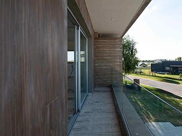 VENTA CASA SAN SEBASTIAN AREA 10 PILAR 5 AMBIENTES