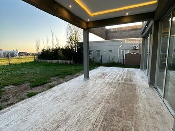 VENTA CASA SAN SEBASTIAN AREA 10 PILAR 5 AMBIENTES