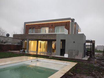 VENTA CASA SAN SEBASTIAN AREA 10 PILAR 5 AMBIENTES