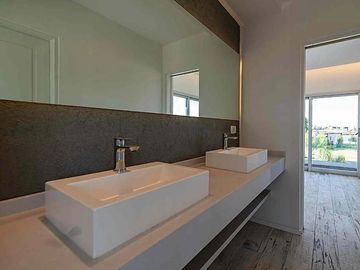 VENTA CASA SAN SEBASTIAN AREA 10 PILAR 5 AMBIENTES