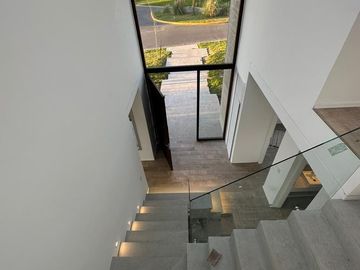 VENTA CASA SAN SEBASTIAN AREA 10 PILAR 5 AMBIENTES