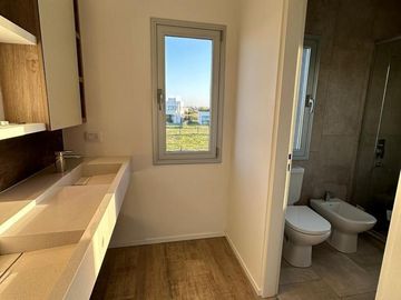 VENTA CASA SAN SEBASTIAN AREA 10 PILAR 5 AMBIENTES