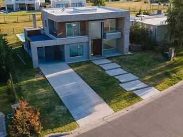 VENTA CASA SAN SEBASTIAN AREA 10 PILAR 5 AMBIENTES