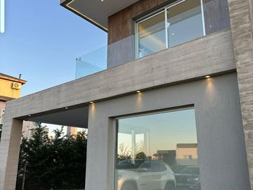 VENTA CASA SAN SEBASTIAN AREA 10 PILAR 5 AMBIENTES