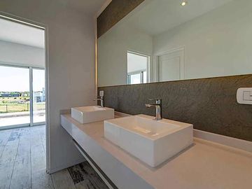 VENTA CASA SAN SEBASTIAN AREA 10 PILAR 5 AMBIENTES