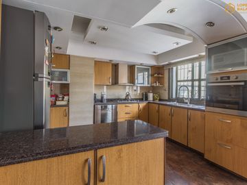 Venta de Casa en Villa Lugano Zona Marista - 4 dormitorios - quincho con pileta