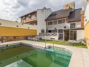 Venta de Casa en Villa Lugano Zona Marista - 4 dormitorios - quincho con pileta
