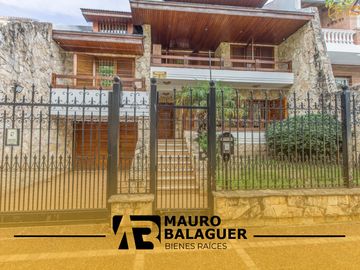 Venta de Casa en Villa Lugano Zona Marista - 4 dormitorios - quincho con pileta