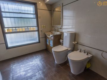Venta de Casa en Villa Lugano Zona Marista - 4 dormitorios - quincho con pileta