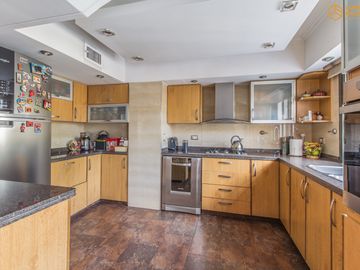 Venta de Casa en Villa Lugano Zona Marista - 4 dormitorios - quincho con pileta