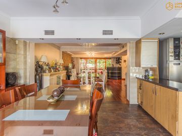 Venta de Casa en Villa Lugano Zona Marista - 4 dormitorios - quincho con pileta