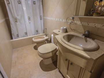 Venta de Casa en Villa Lugano Zona Marista - 4 dormitorios - quincho con pileta