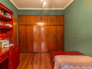 Venta de Casa en Villa Lugano Zona Marista - 4 dormitorios - quincho con pileta