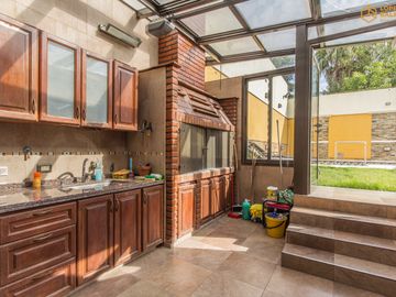 Venta de Casa en Villa Lugano Zona Marista - 4 dormitorios - quincho con pileta