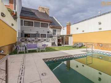 Venta de Casa en Villa Lugano Zona Marista - 4 dormitorios - quincho con pileta