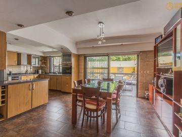 Venta de Casa en Villa Lugano Zona Marista - 4 dormitorios - quincho con pileta