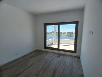 Casa a estrenar en Barrio Cerrado Santa Ana, lote a la laguna con pileta . Villanueva, Tigre.