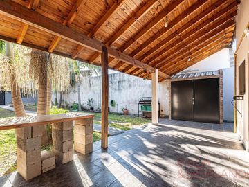 Venta Casa En Lote Propio Parque y Cochera - San Martín