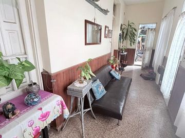 Casa 3 dormi, con galpon y local al frente