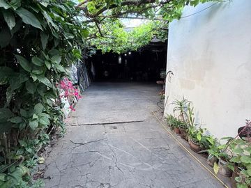 Casa 3 dormi, con galpon y local al frente