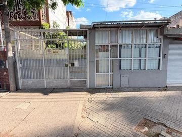 Casa 3 dormi, con galpon y local al frente