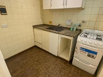 Hermoso departamento de dos ambientes con pequeño patio.