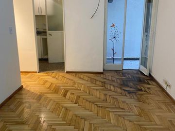 Hermoso departamento de dos ambientes con pequeño patio.