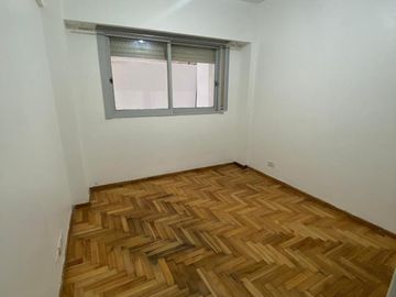 Hermoso departamento de dos ambientes con pequeño patio.