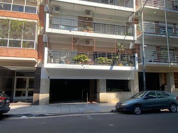Hermoso departamento de dos ambientes con pequeño patio.