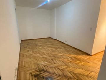 Hermoso departamento de dos ambientes con pequeño patio.