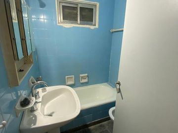 Hermoso departamento de dos ambientes con pequeño patio.