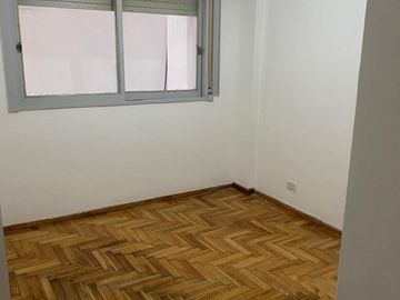 Hermoso departamento de dos ambientes con pequeño patio.