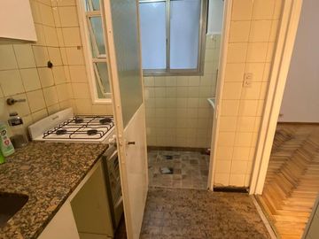 Hermoso departamento de dos ambientes con pequeño patio.