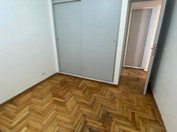 Hermoso departamento de dos ambientes con pequeño patio.