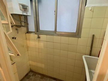 Hermoso departamento de dos ambientes con pequeño patio.