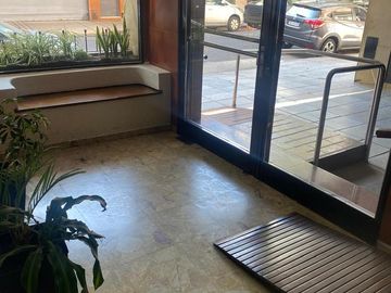 Hermoso departamento de dos ambientes con pequeño patio.