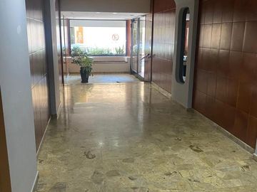 Hermoso departamento de dos ambientes con pequeño patio.