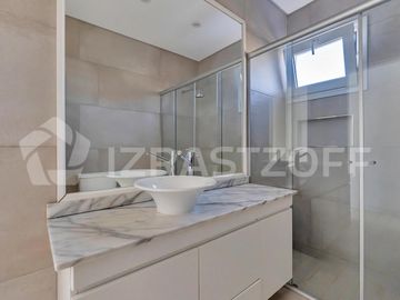 Casa en ALQUILER ANUAL Ayres Plaza -Tres plantas