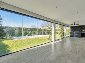 Casa en ALQUILER ANUAL Ayres Plaza -Tres plantas