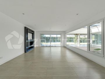 Casa en ALQUILER ANUAL Ayres Plaza -Tres plantas